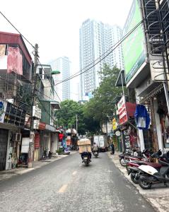 # Hoàng Công Chất-Hồ Tùng Mậu –PHÂN LÔ- Ô TÔ ĐỖ CỬA, VÀO NHÀ – KHU VỰC HIẾM NHÀ BÁN.